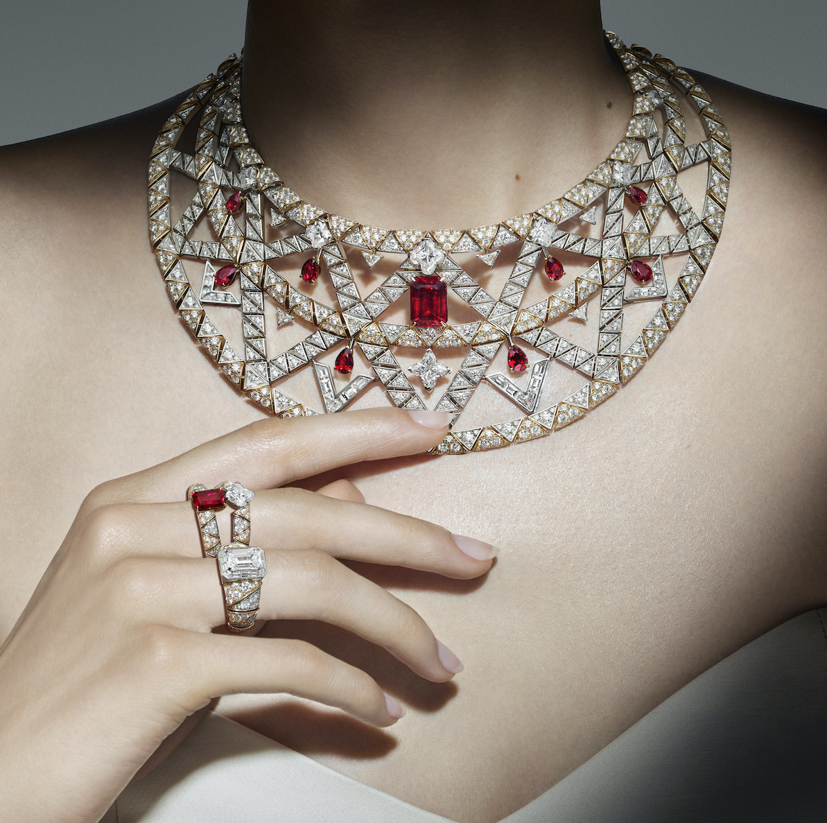 Mit dieser Fine-Jewelry-Kollektion präsentiert Louis Vuitton eine neue  Version des Blütenemblems
