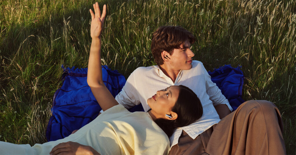 EIN WARMER FARBTON FÜR TRAGBAREN SOUND: BANG & OLUFSEN PRÄSENTIERT DEN BEO GRACE IN HONEY TONE