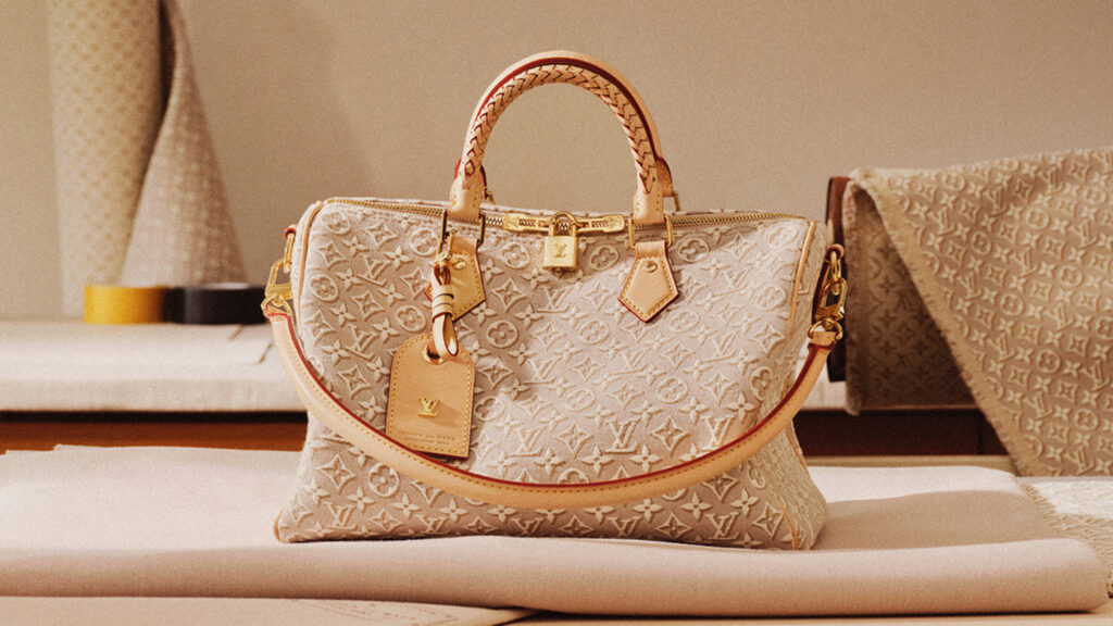 Louis Vuitton feiert 130 Jahre Monogram mit neuer „Monogram Emblème“-Signatur