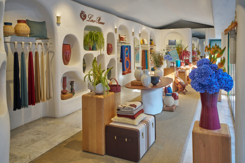 Loro Piana bringt mit «Blooming Clay» erneut Kunst und Floristik nach Forte dei Marmi