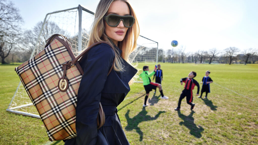 The Check Bag ist zurück – Burberrys neue Saison-Erfrischung.