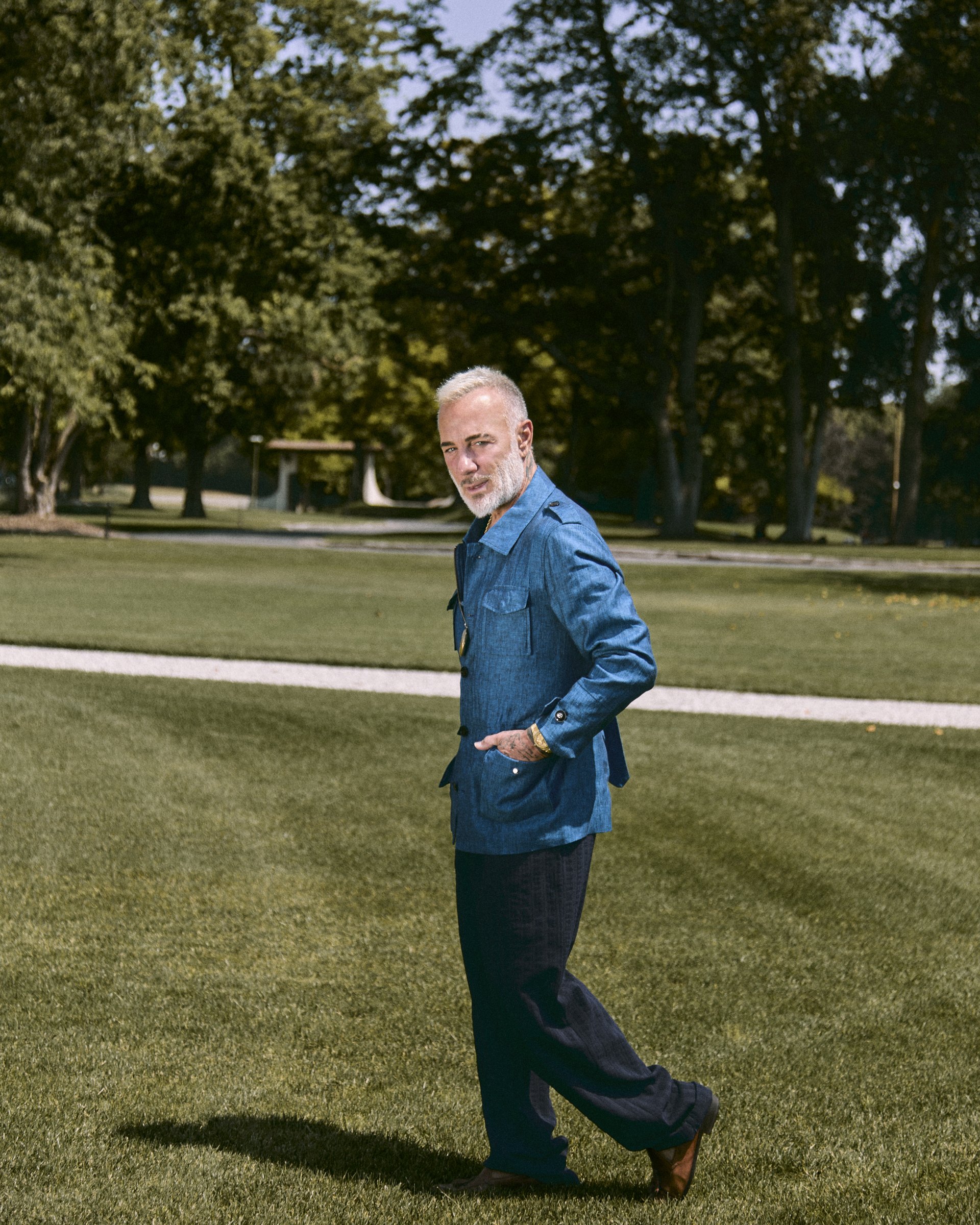Gianluca Vacchi in der blauen Leinen-Field-Jacket mit Gürtel von Hockerty
