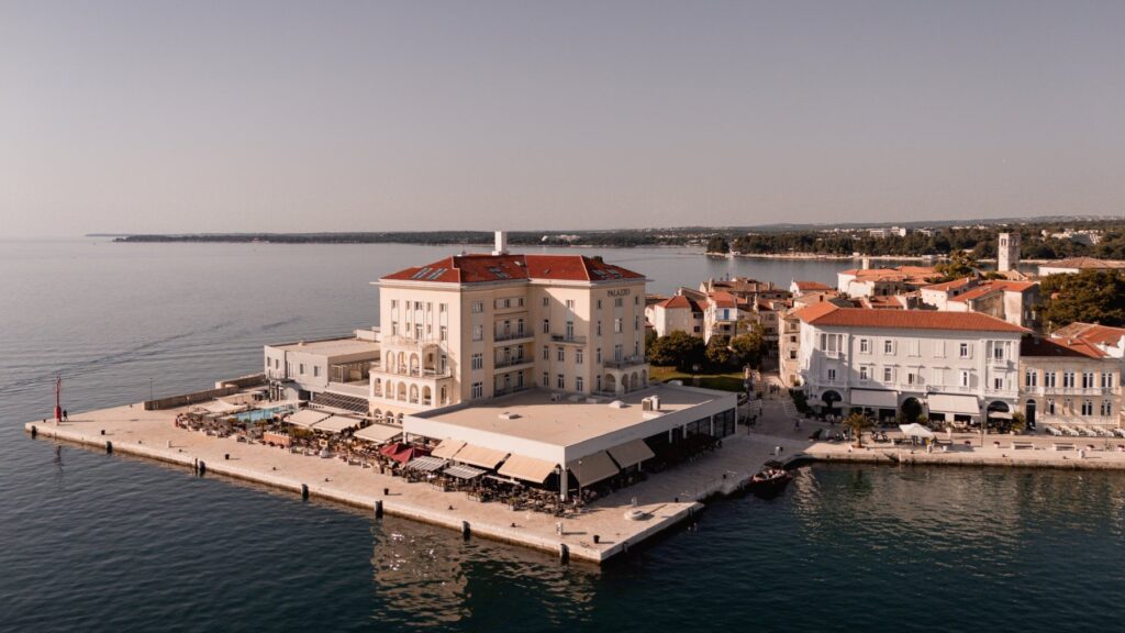Historisches Erwachen in Istrien: Das BO Hotel Palazzo in Poreč Das BO Hotel Palazzo in erster Meereslage im historischen Stadtkern von Poreč, Istrien.