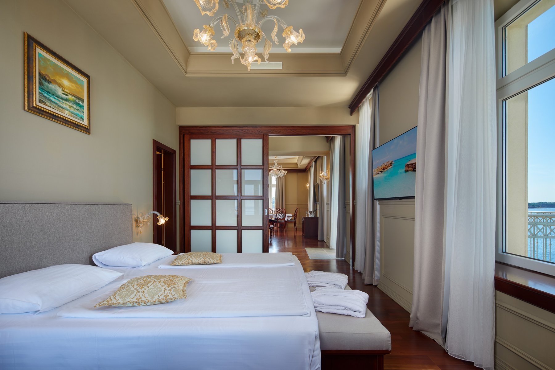 Zimmer und Suiten mit historischem Charakter und Blick auf die Adria.